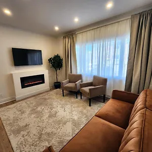 Elegant Two Bedroom With Office In , Montréal Canada